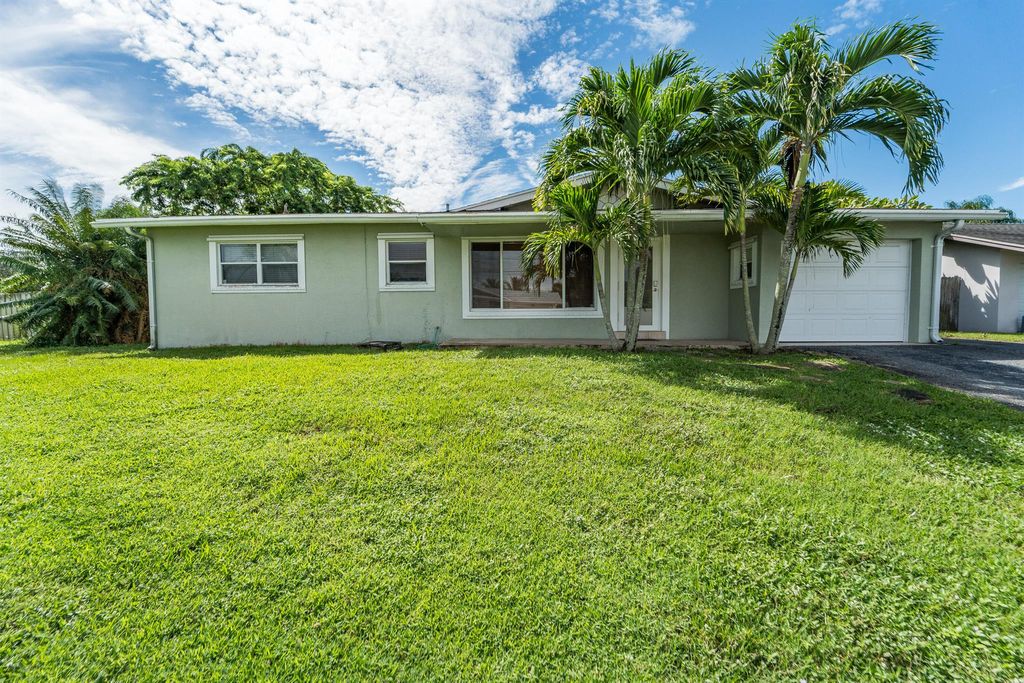 Photo of 1022 SW 25th Avenue, Boynton Beach, FL 33426 (MLS # R11128023)