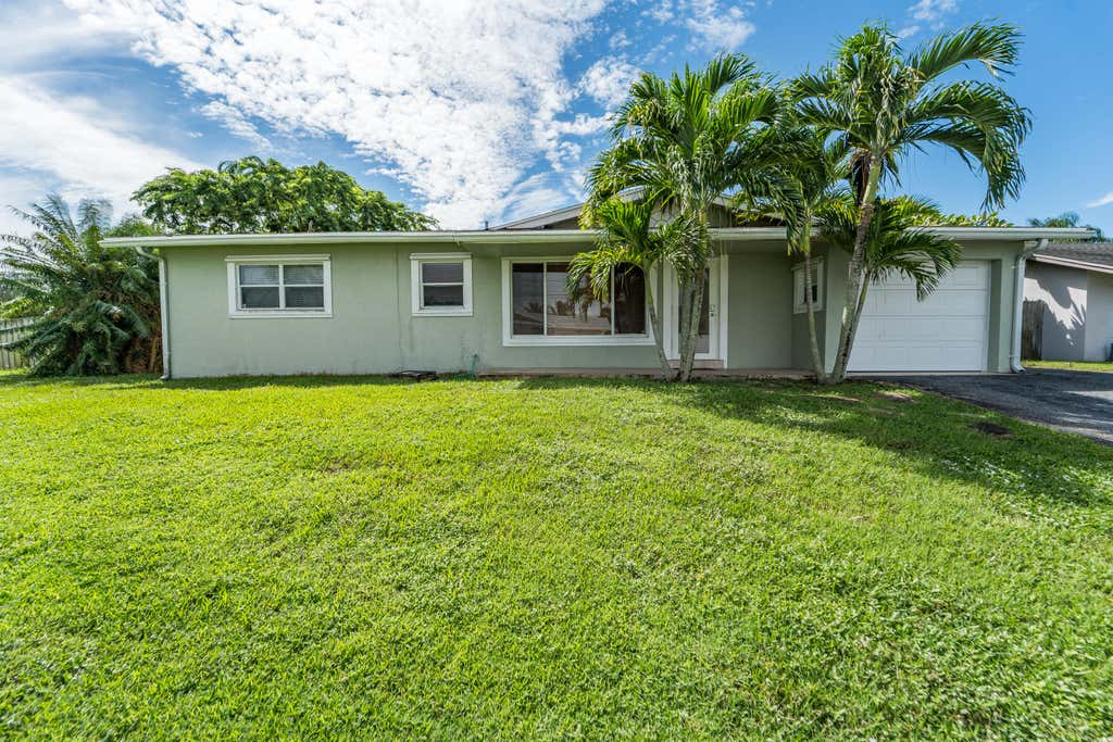 Photo of 1022 SW 25th Avenue, Boynton Beach, FL 33426 (MLS # R11128023)