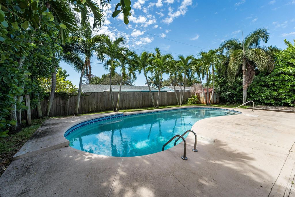 Photo of 1022 SW 25th Avenue, Boynton Beach, FL 33426 (MLS # R11128023)