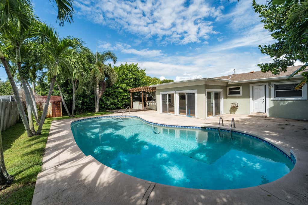 Photo of 1022 SW 25th Avenue, Boynton Beach, FL 33426 (MLS # R11128023)