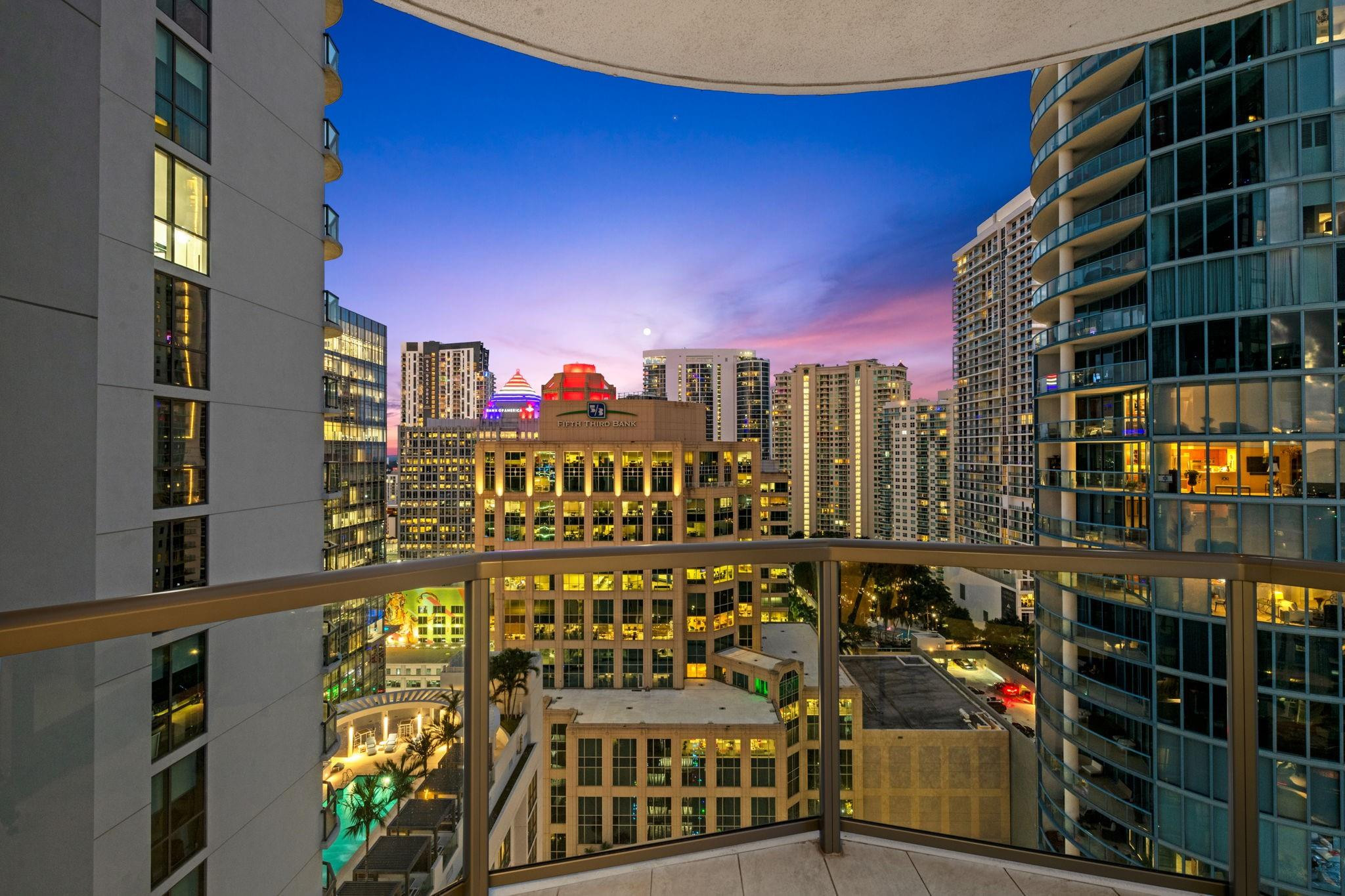 100 LAS OLAS - Residential