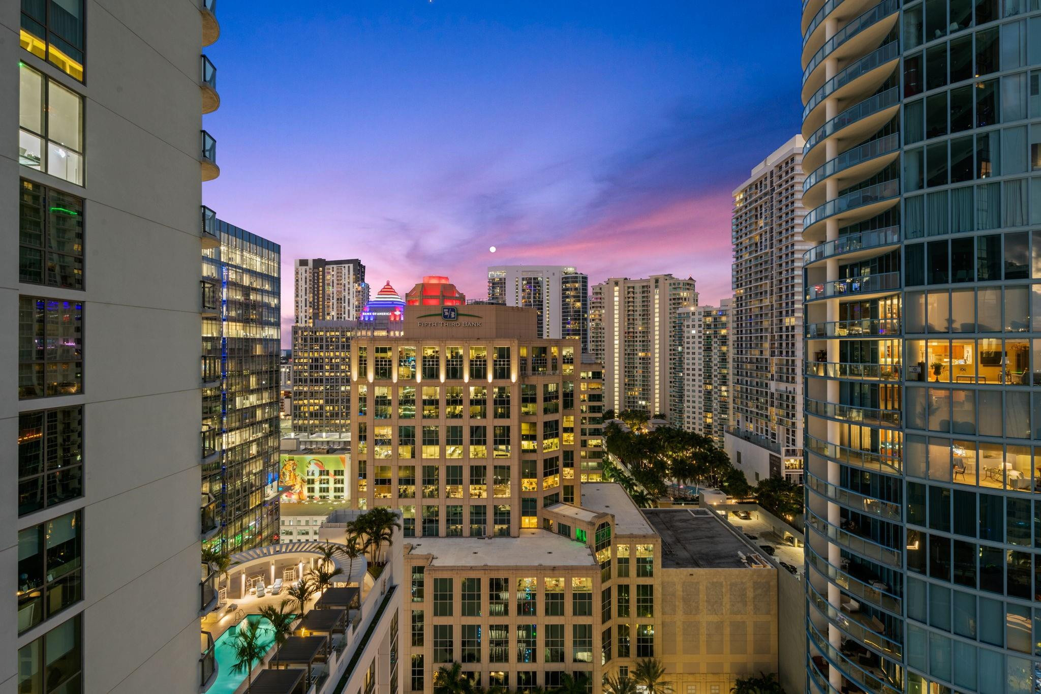 100 LAS OLAS - Residential