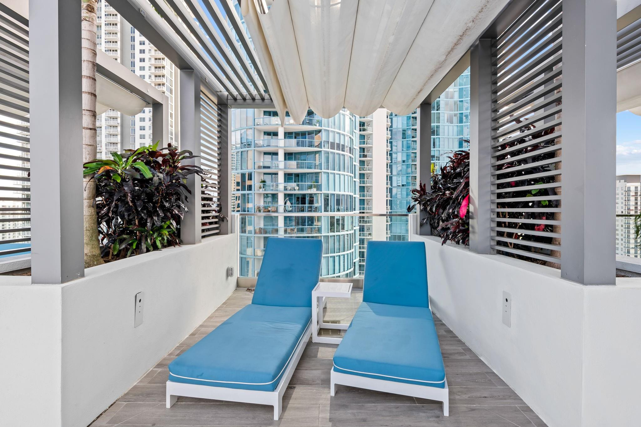 100 LAS OLAS - Residential