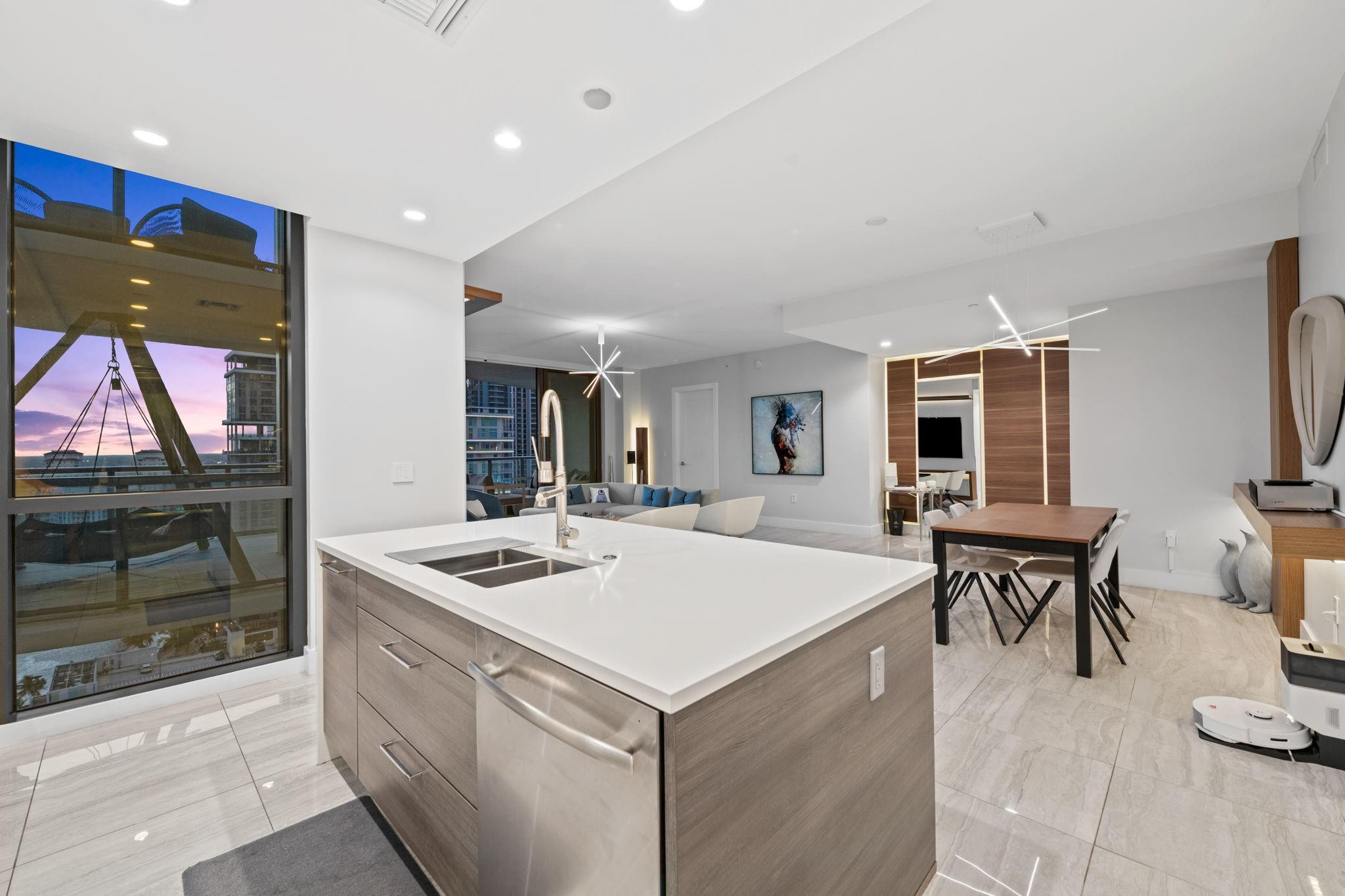 100 LAS OLAS - Residential