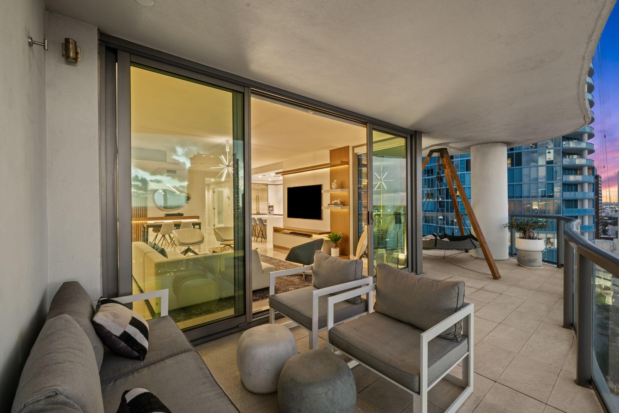 100 LAS OLAS - Residential