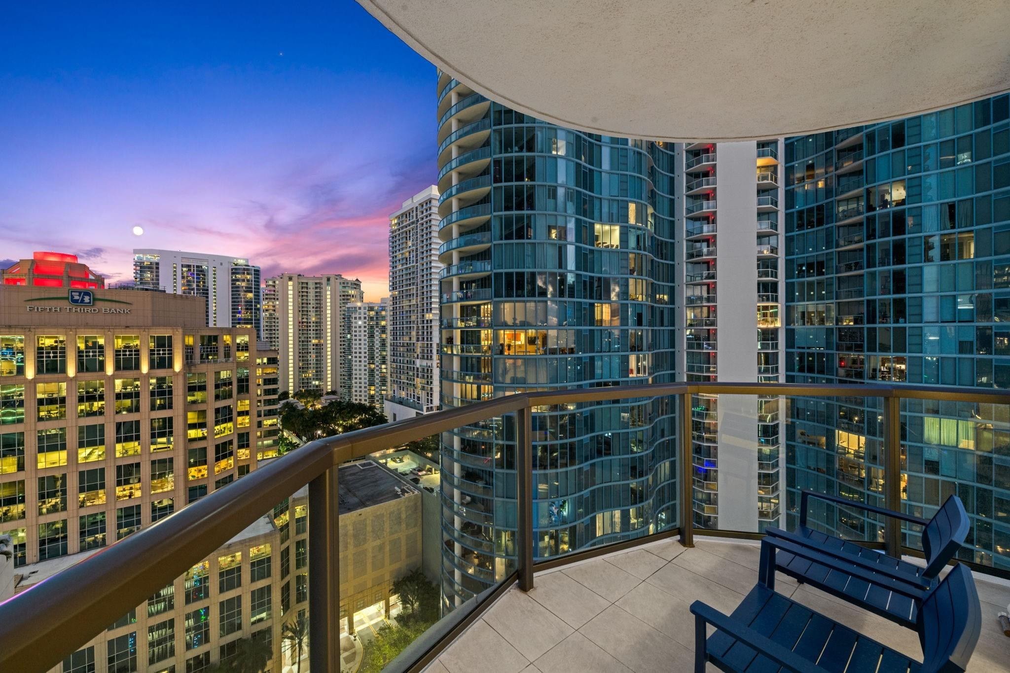 100 LAS OLAS - Residential