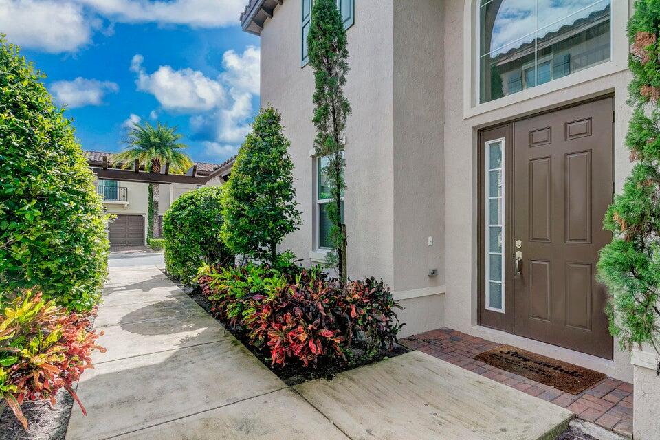 122 Diamante Way
