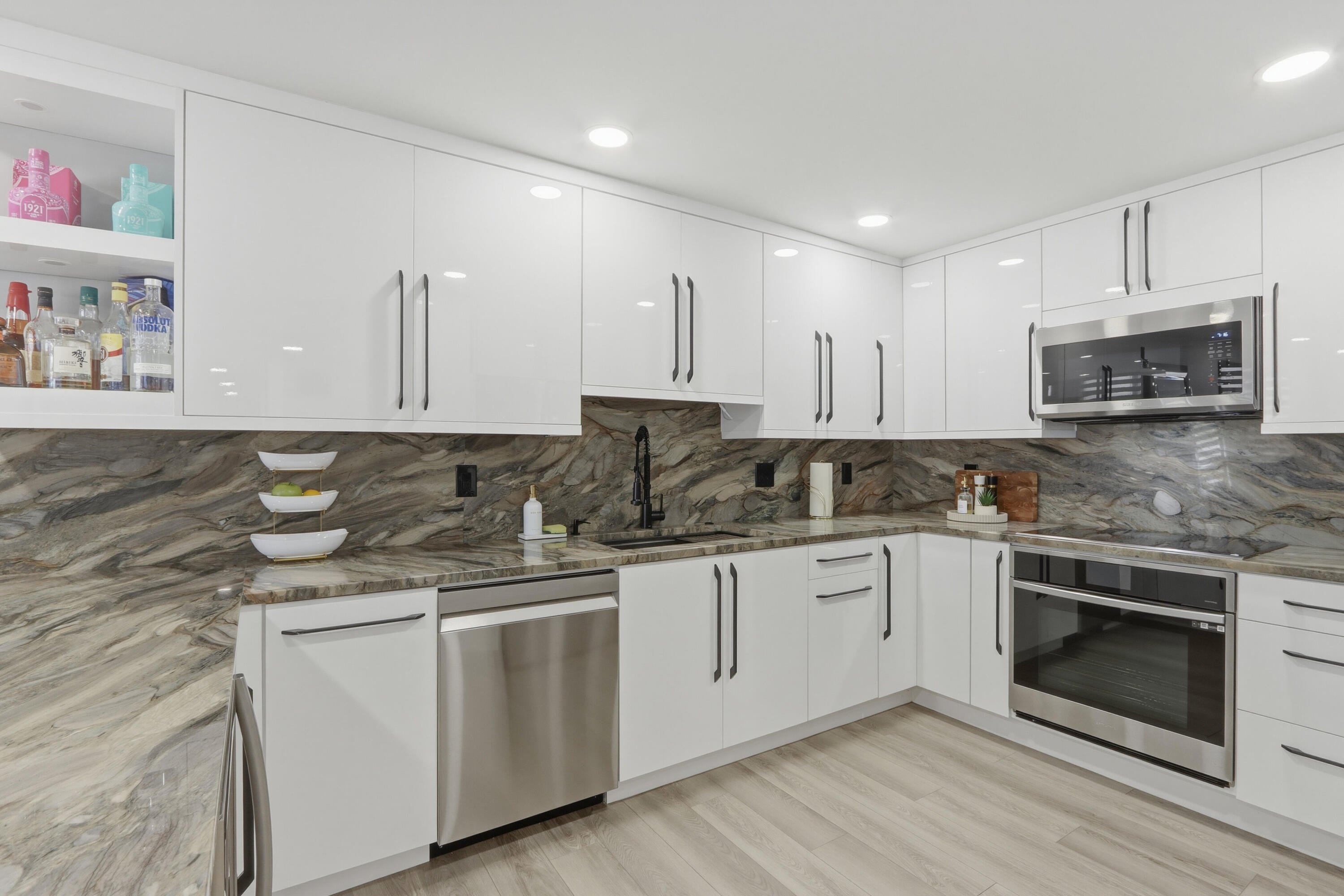 6039 Collins Avenue 609