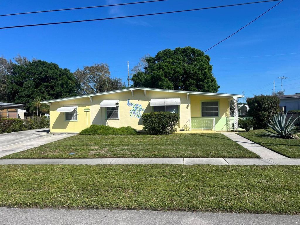 Photo of 2112 Golfview Court, Fort Pierce, FL 34950 (MLS # R10966025)