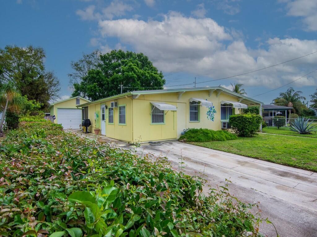 Photo of 2112 Golfview Court, Fort Pierce, FL 34950 (MLS # R10966025)