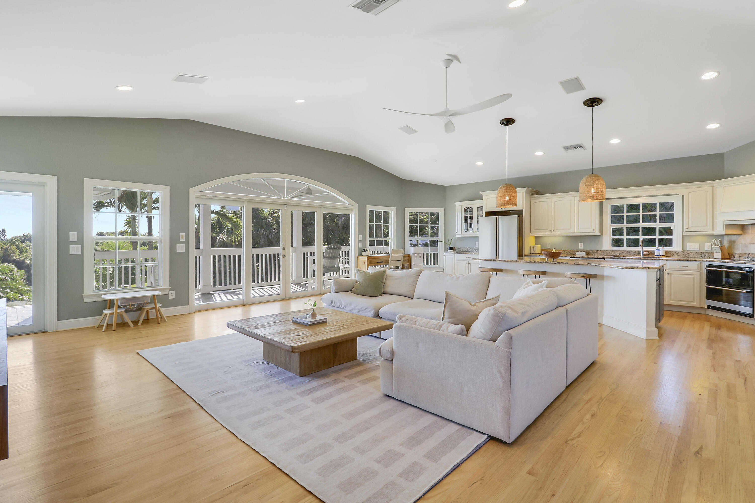 PINEAPPLE BLUFFS - Residential