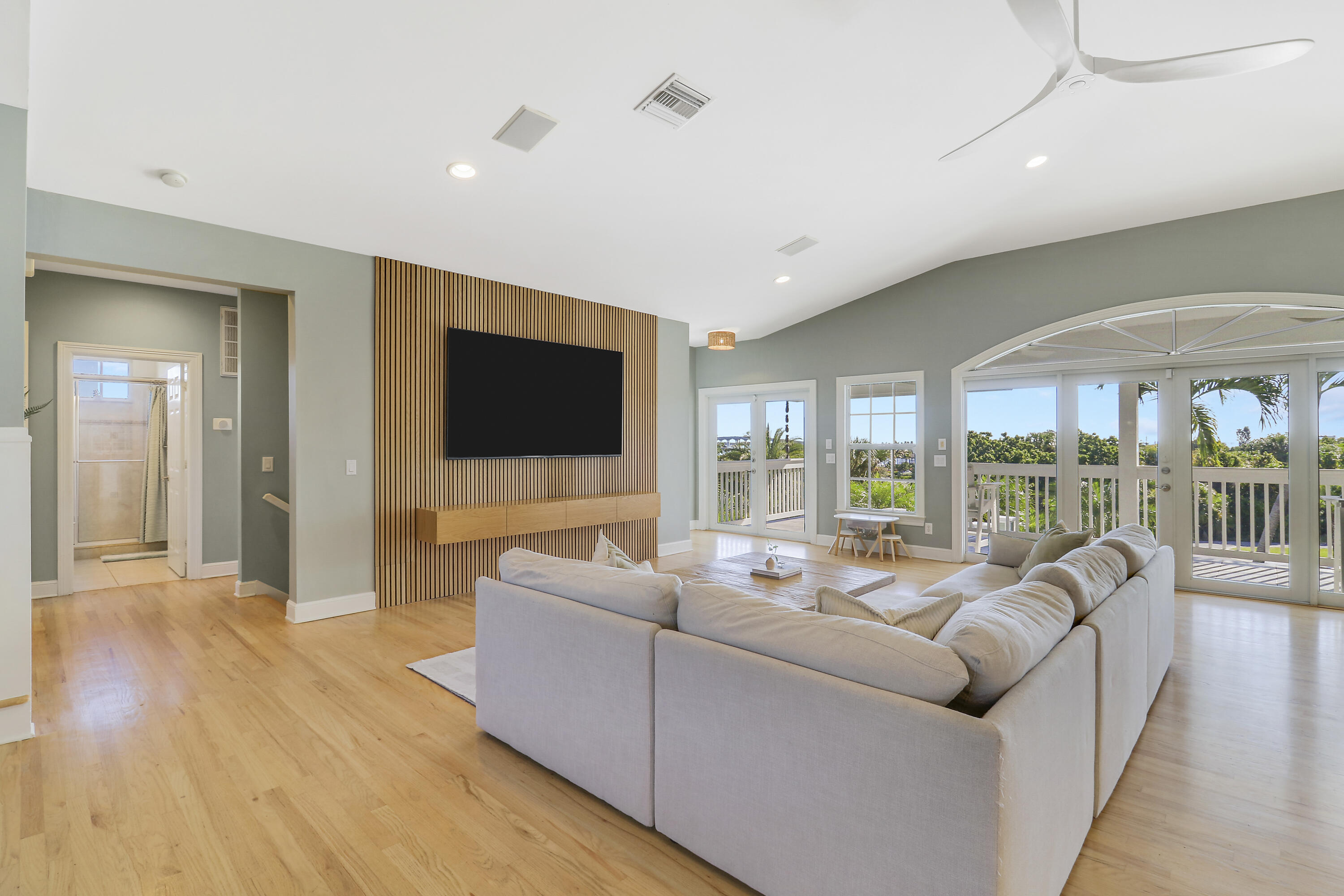 PINEAPPLE BLUFFS - Residential