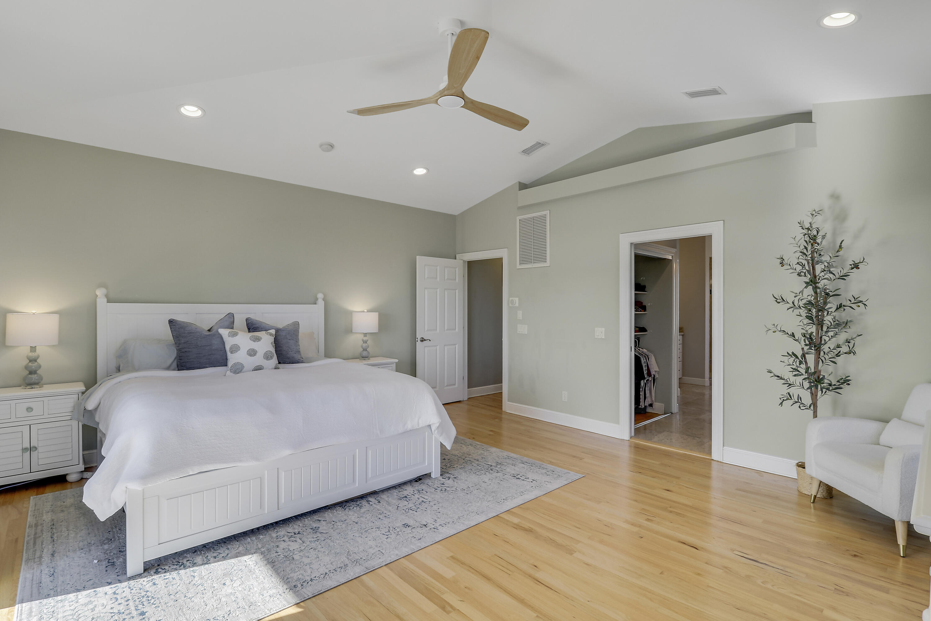 PINEAPPLE BLUFFS - Residential