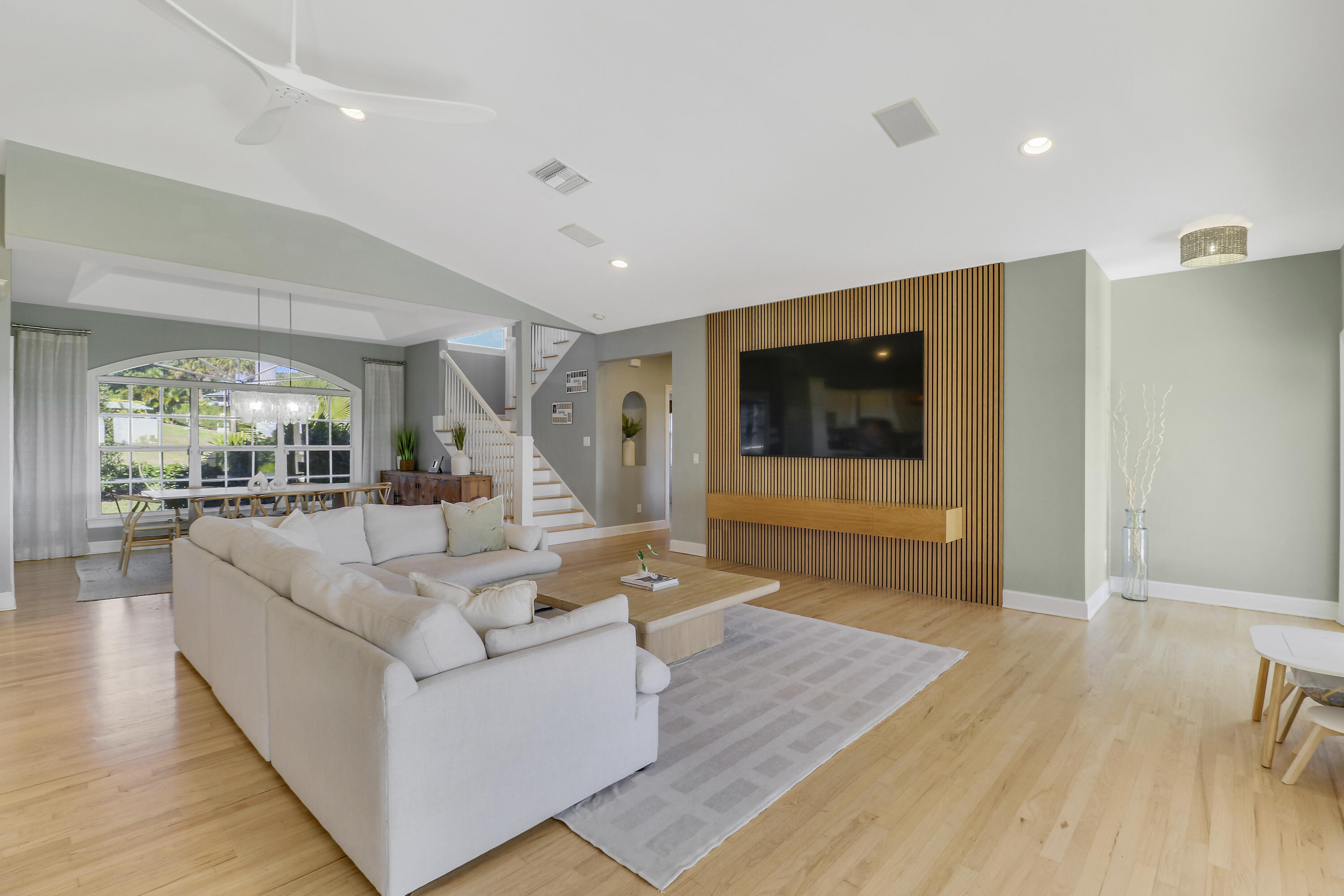 PINEAPPLE BLUFFS - Residential