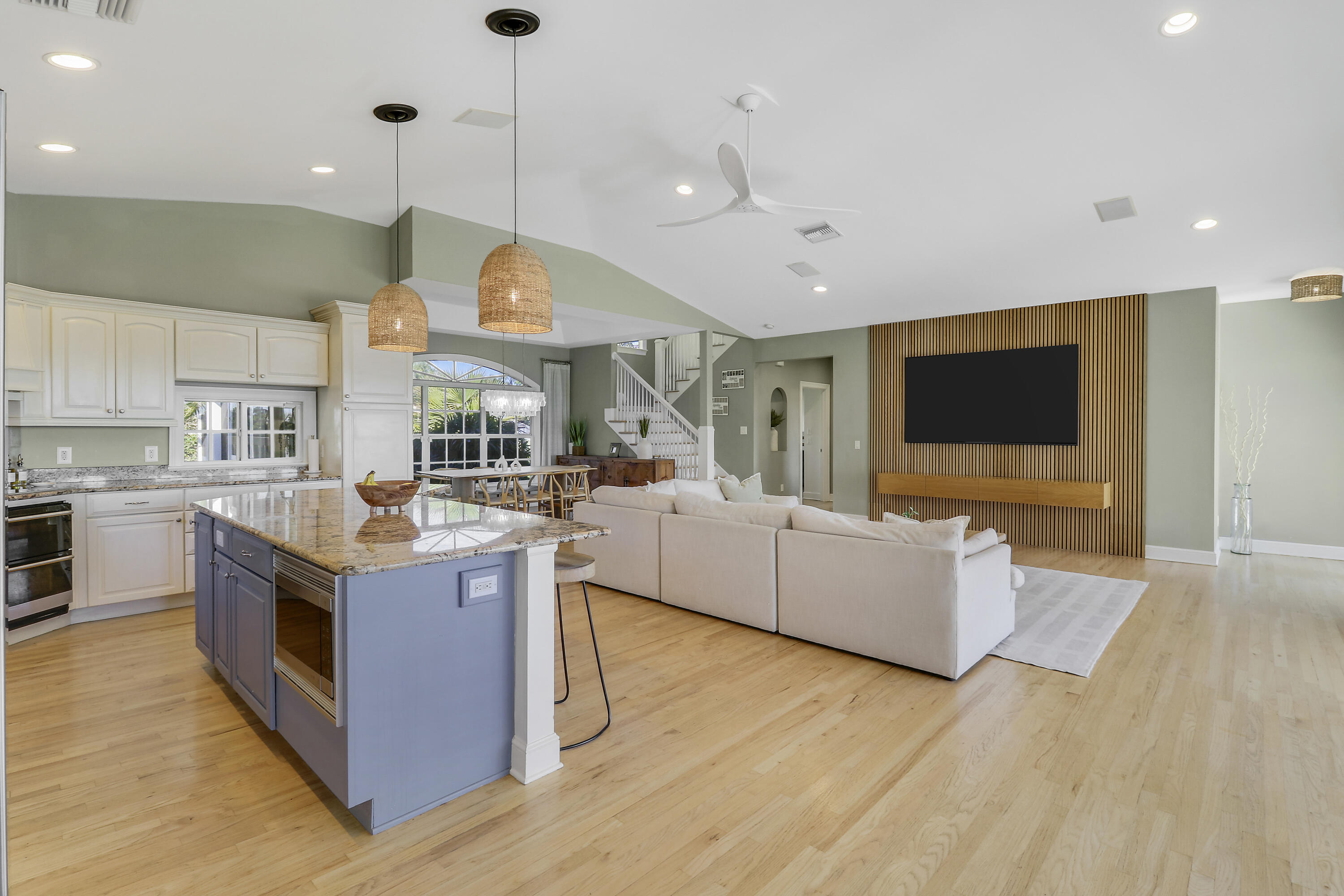 PINEAPPLE BLUFFS - Residential