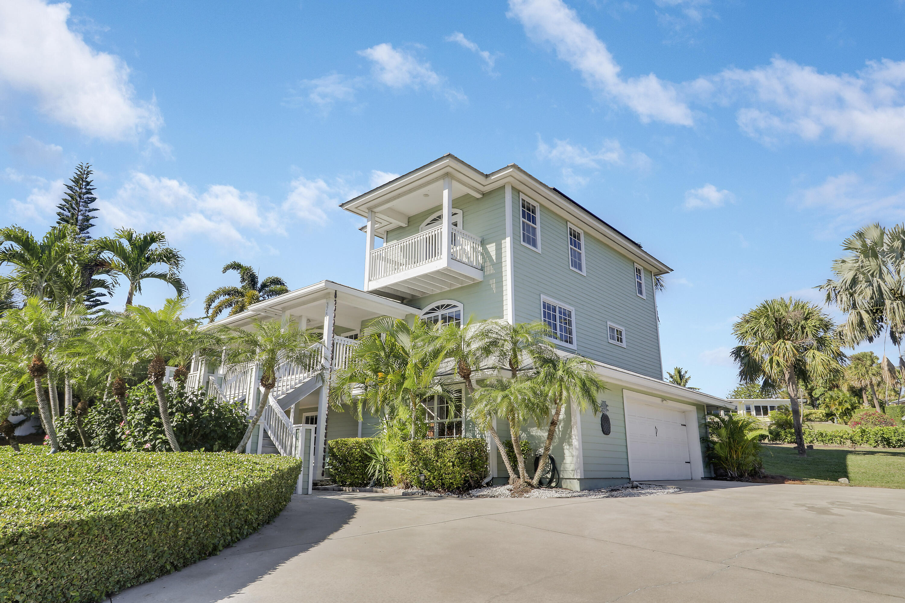 PINEAPPLE BLUFFS - Residential