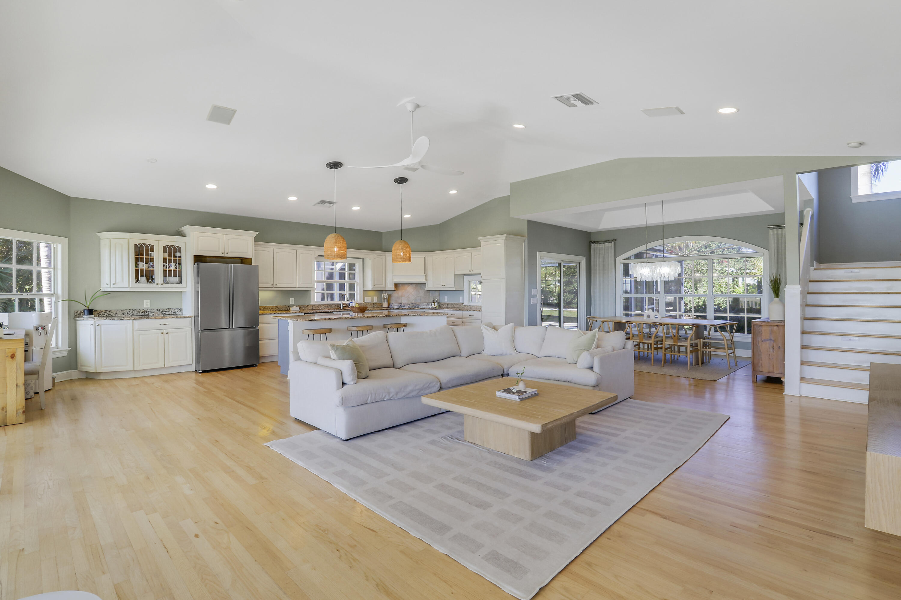 PINEAPPLE BLUFFS - Residential