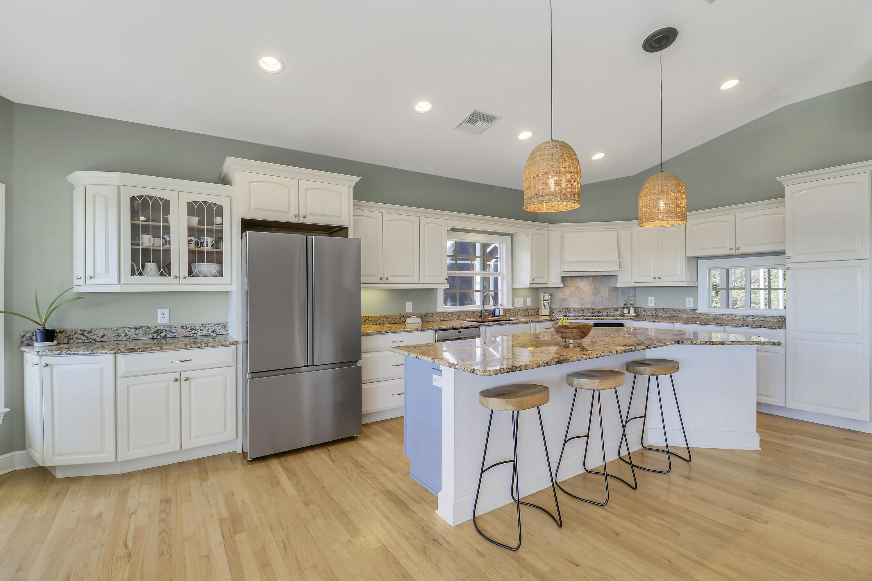 PINEAPPLE BLUFFS - Residential