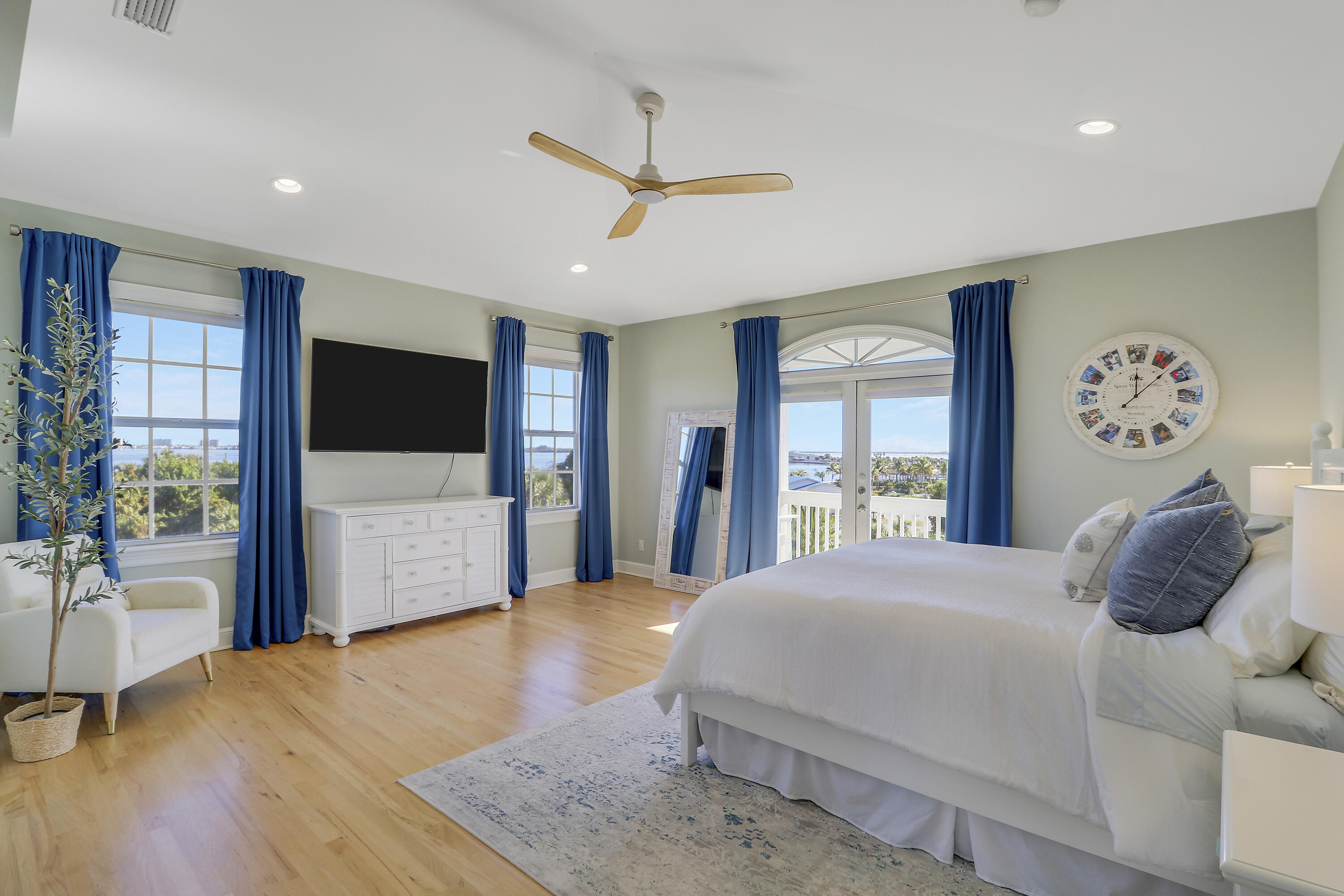 PINEAPPLE BLUFFS - Residential