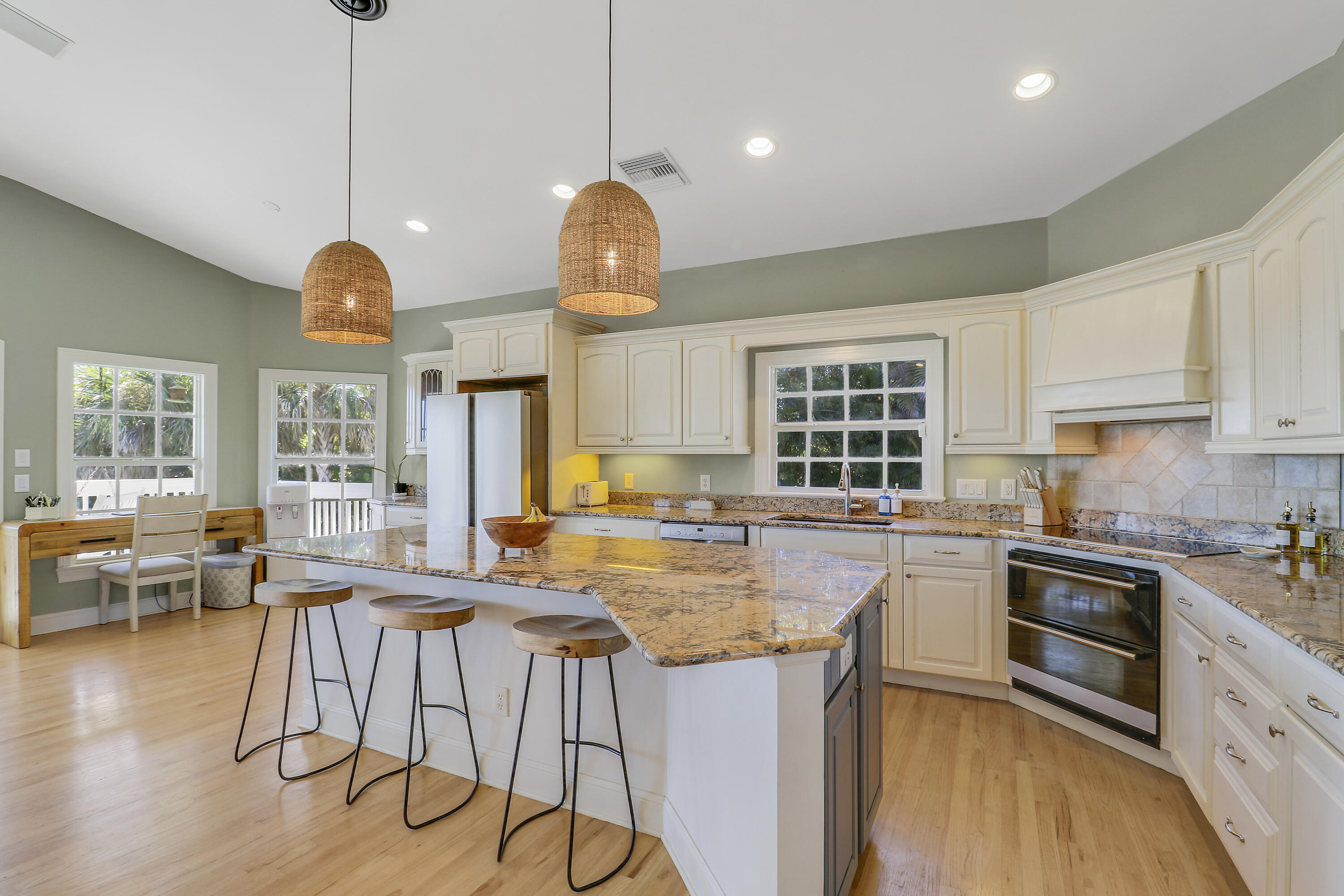 PINEAPPLE BLUFFS - Residential