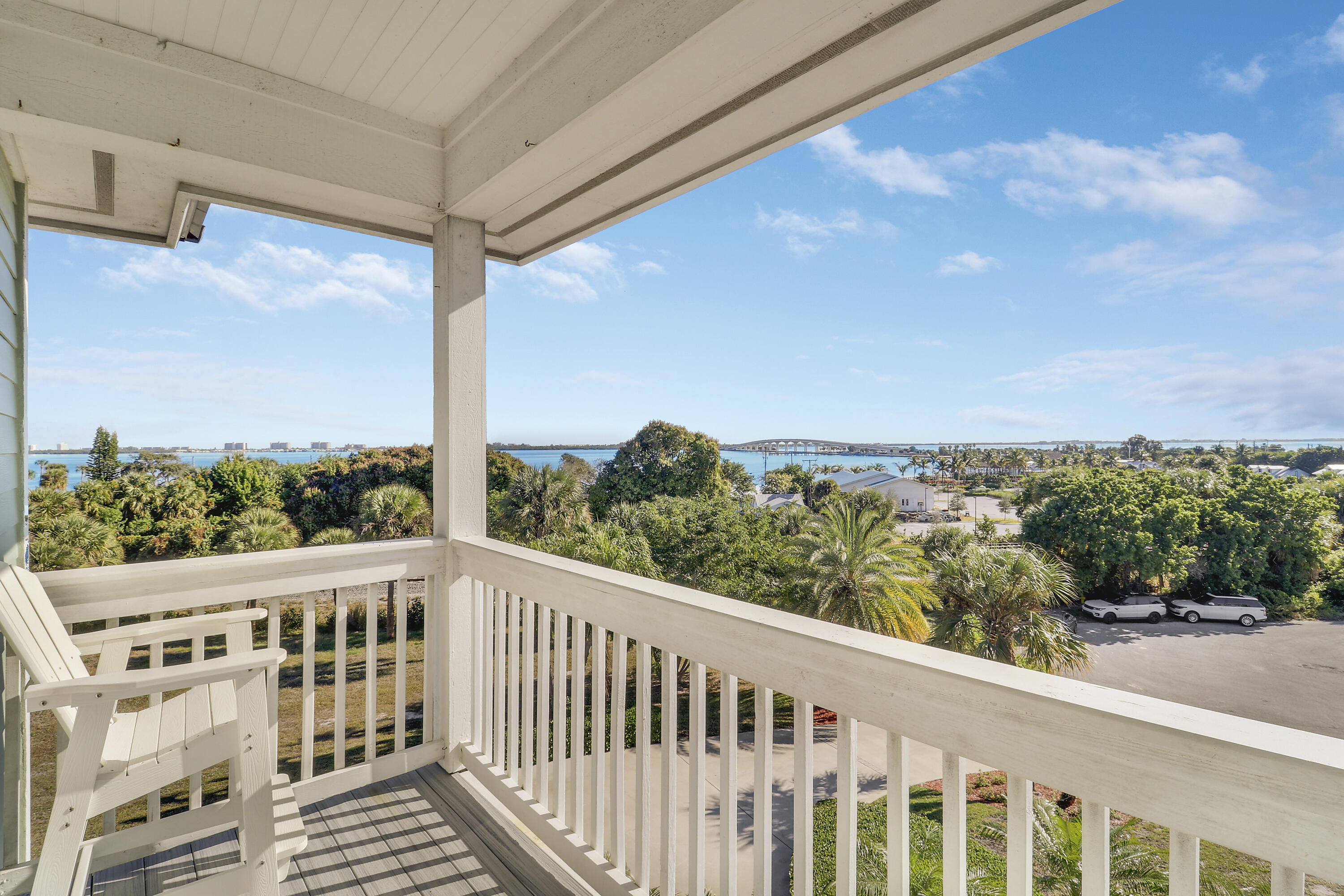 PINEAPPLE BLUFFS - Residential