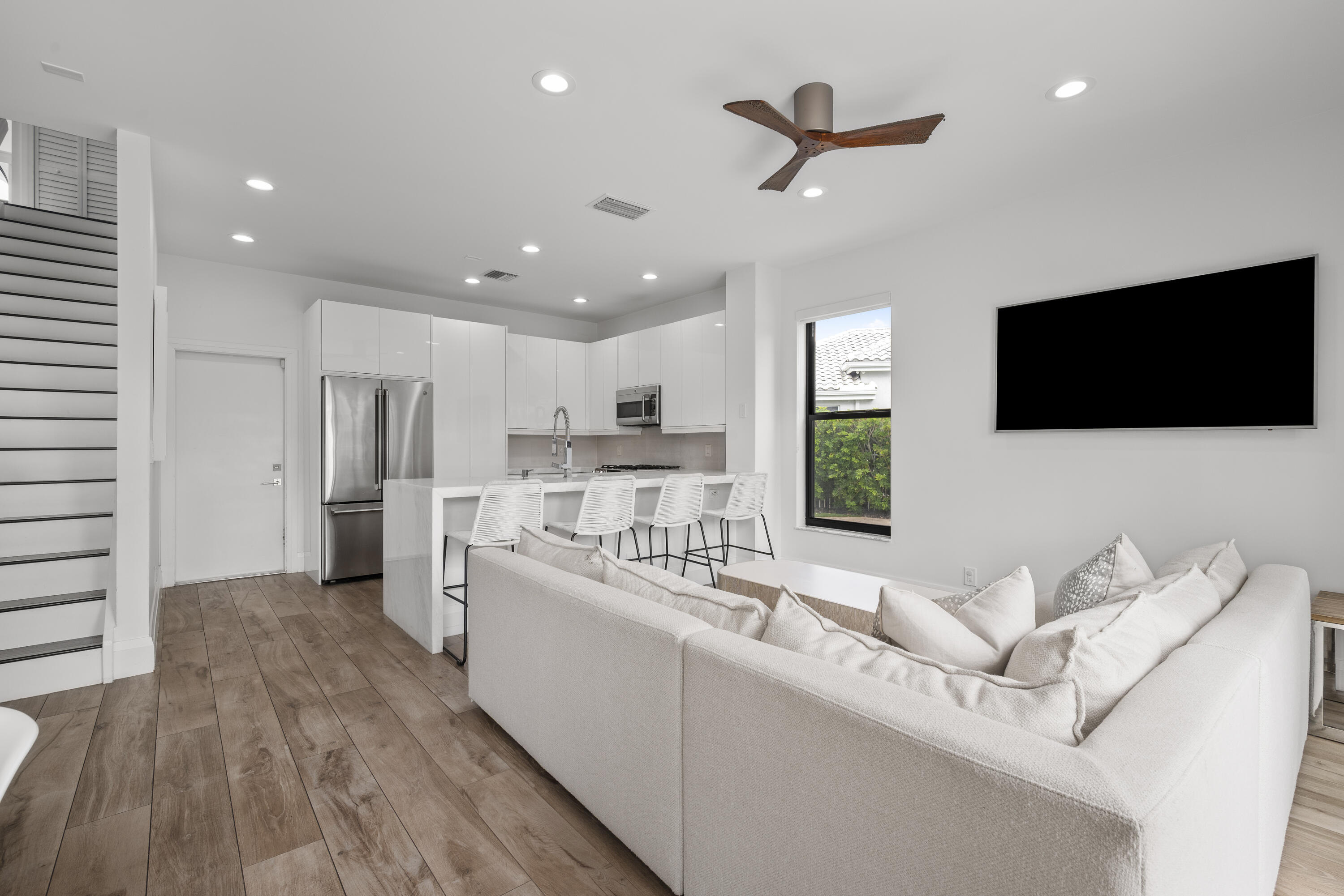 VICTORIA ISLES - Residential