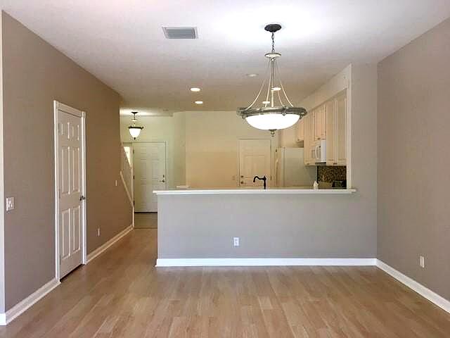 PINEWOOD LAKE - Residential