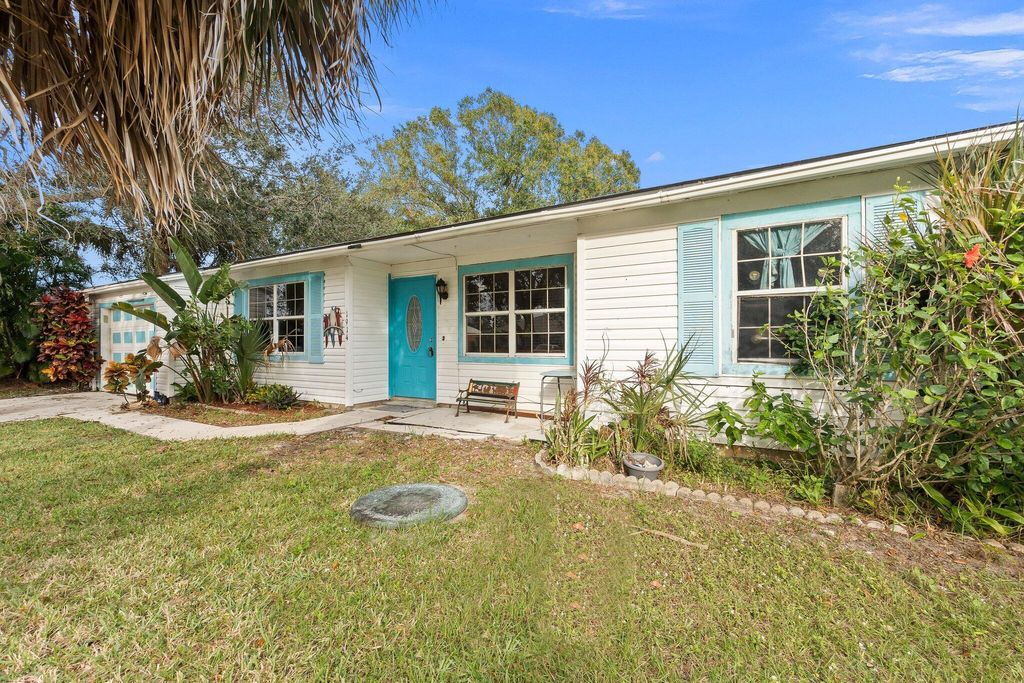 Photo of 1914 SE Dranson Circle, Port Saint Lucie, FL 34952 (MLS # R10947001)