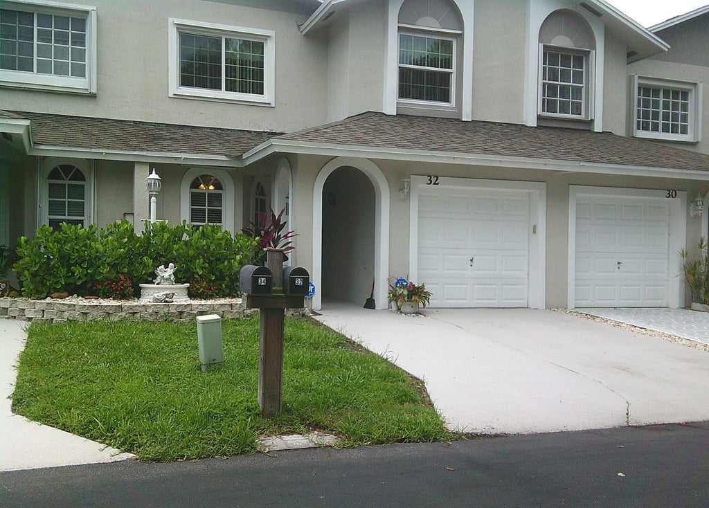 Photo of 32 Desford Lane, Boynton Beach, FL 33426 (MLS # R11004428)