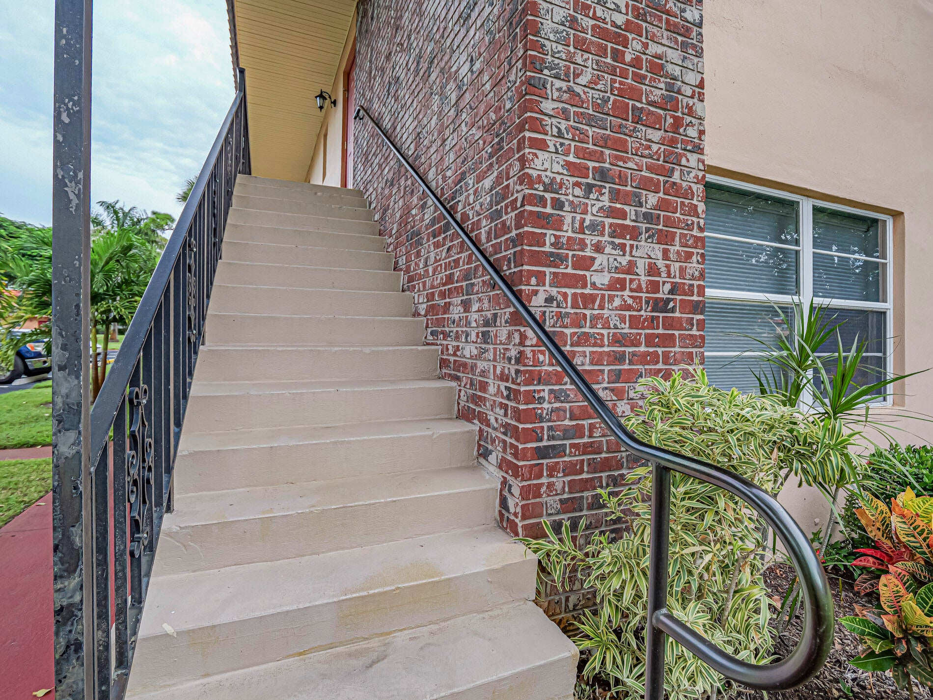 1975 SW Palm City Road 39 J
