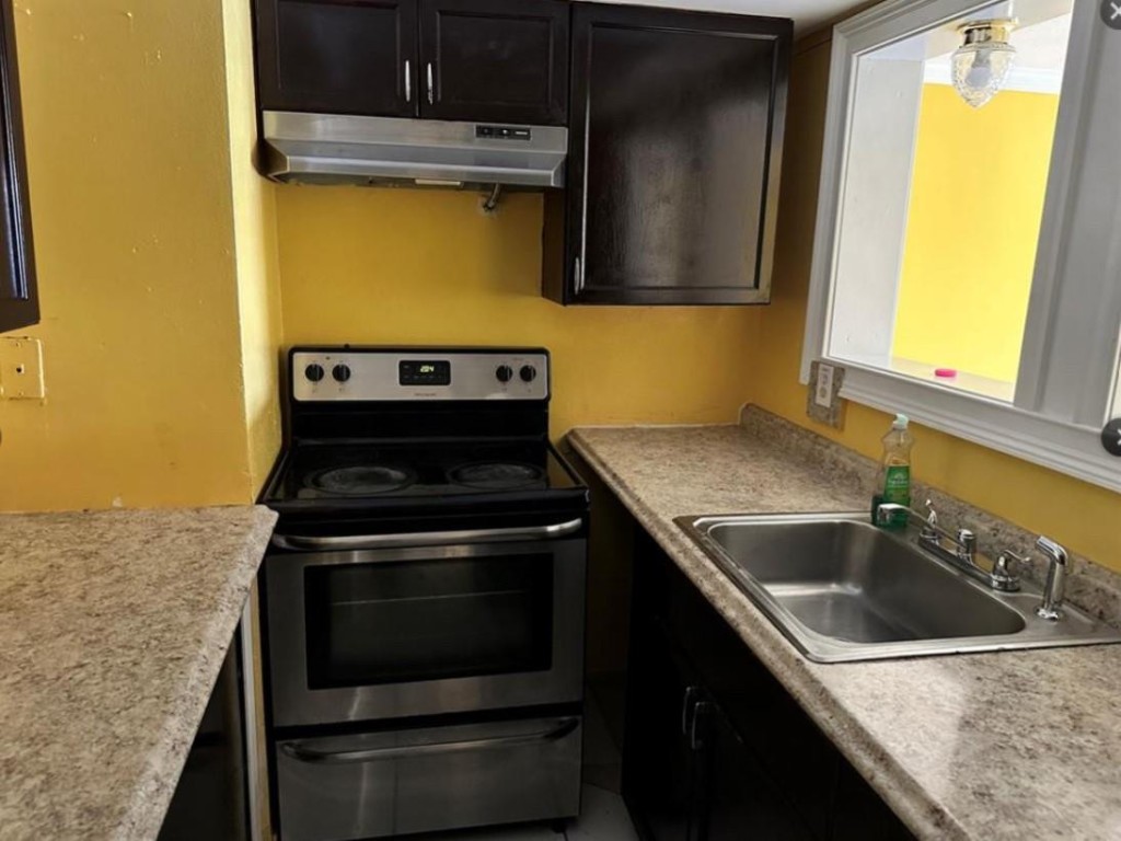 LAKESIDE MANOR NORTH COND - Residential