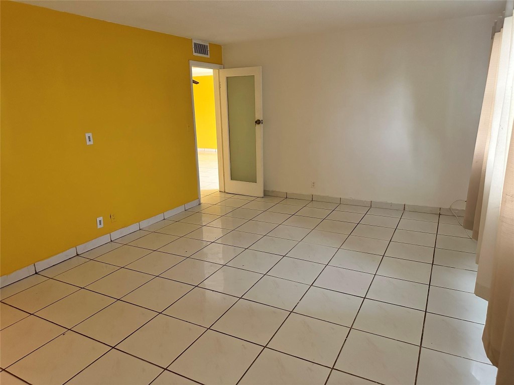 LAKESIDE MANOR NORTH COND - Residential