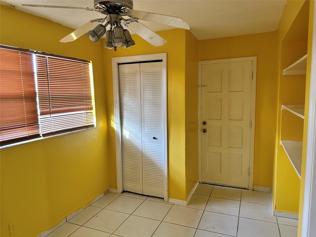 LAKESIDE MANOR NORTH COND - Residential