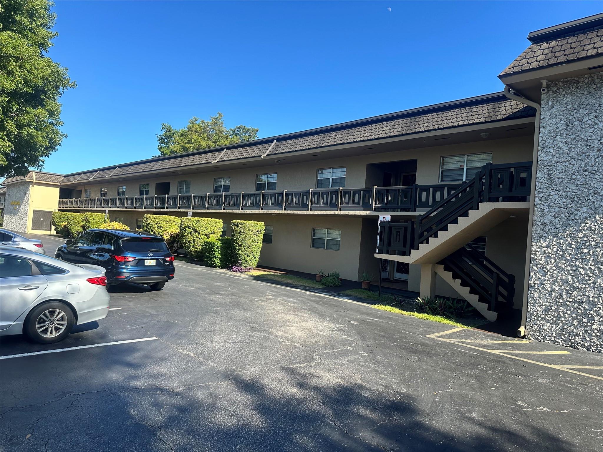LAKESIDE MANOR NORTH COND - Residential