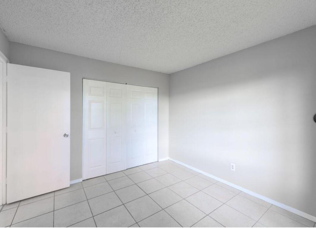 LAKESIDE MANOR NORTH COND - Residential