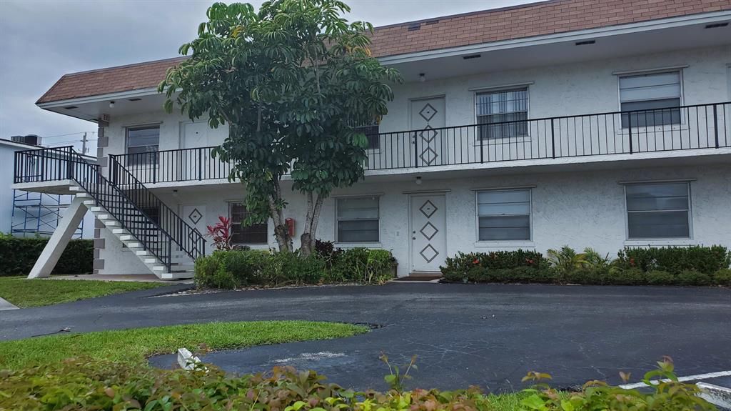 Photo of 227 Castlewood Drive #201, North Palm Beach, FL 33408 (MLS # R10790868)