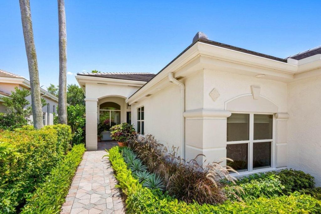 Photo of 270 Isle Way, Palm Beach Gardens, FL 33418 (MLS # R10986674)