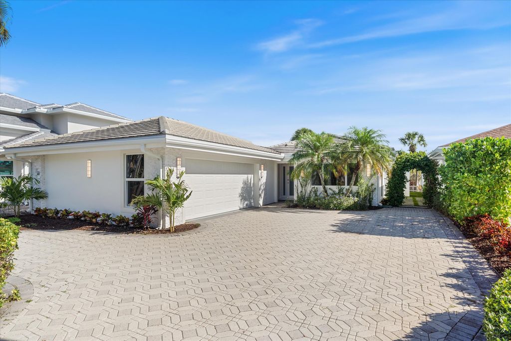 Photo of 17036 Bay Street, Jupiter, FL 33477 (MLS # R11147265)