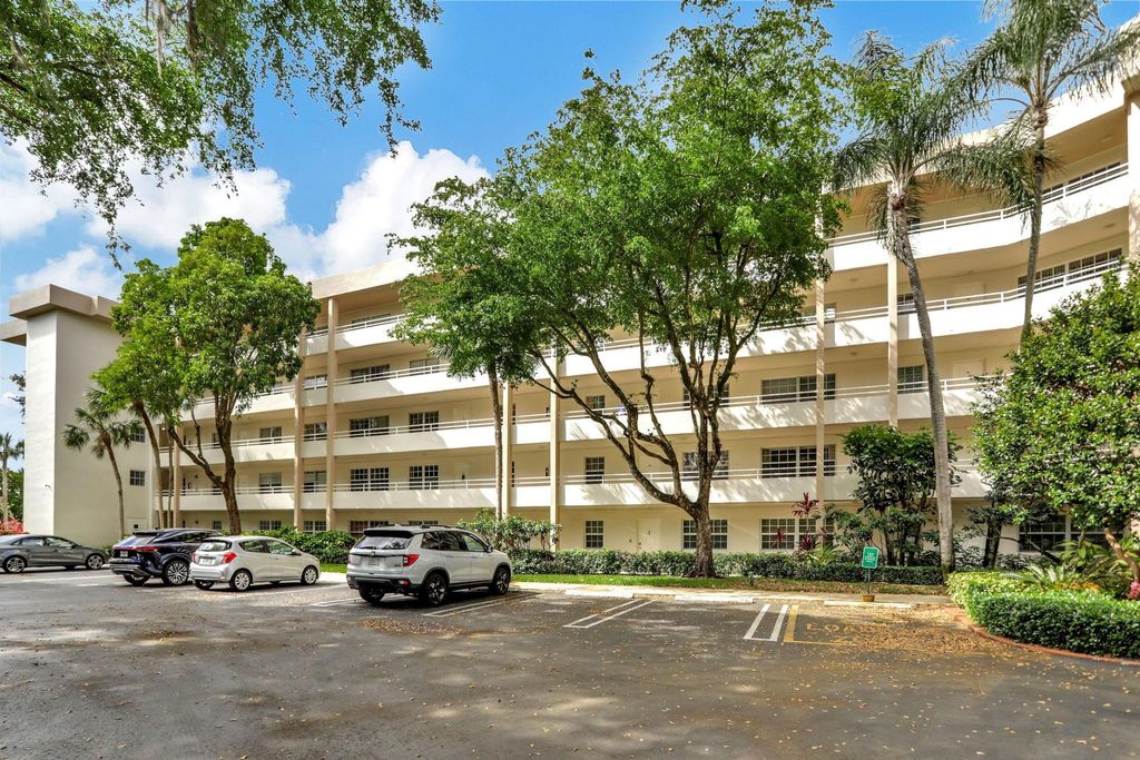 Photo of 3980 Oaks Clubhouse Dr #310, Pompano Beach, FL 33069 (MLS # F10430662)