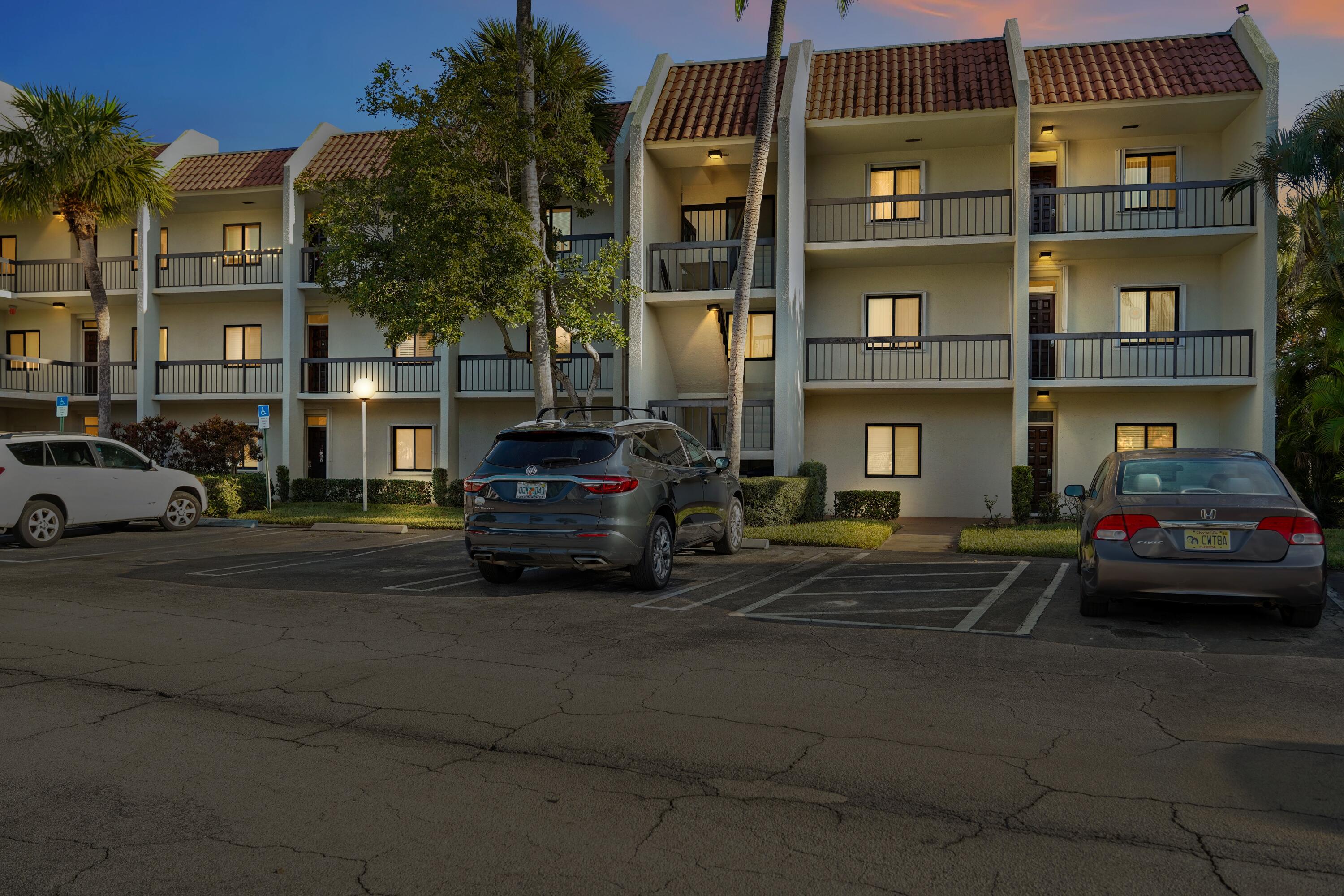 Escape to beautiful Lands of the President, West Palm Beach! Enjoy this well-kept 2-bedroom, 2-bathroom condo from November through April. Conveniently located near the outlet mall, CityPlace, WPB Airport, and I-95. Perfect for your winter getaway!