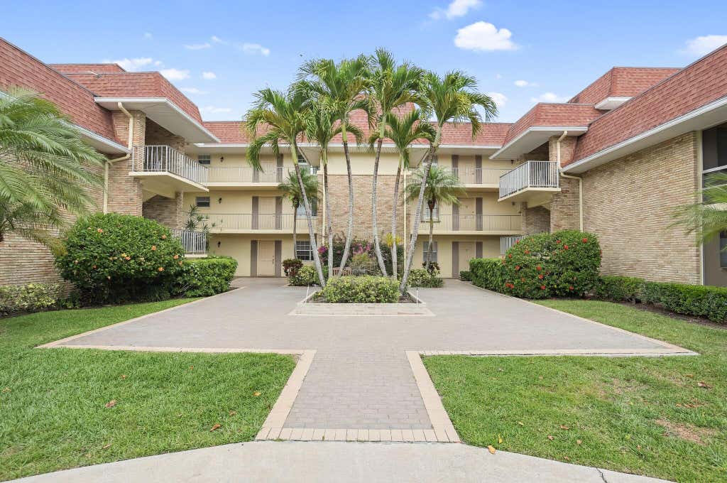 Photo of 5500 Tamberlane Circle #105, Palm Beach Gardens, FL 33418 (MLS # R11052556)