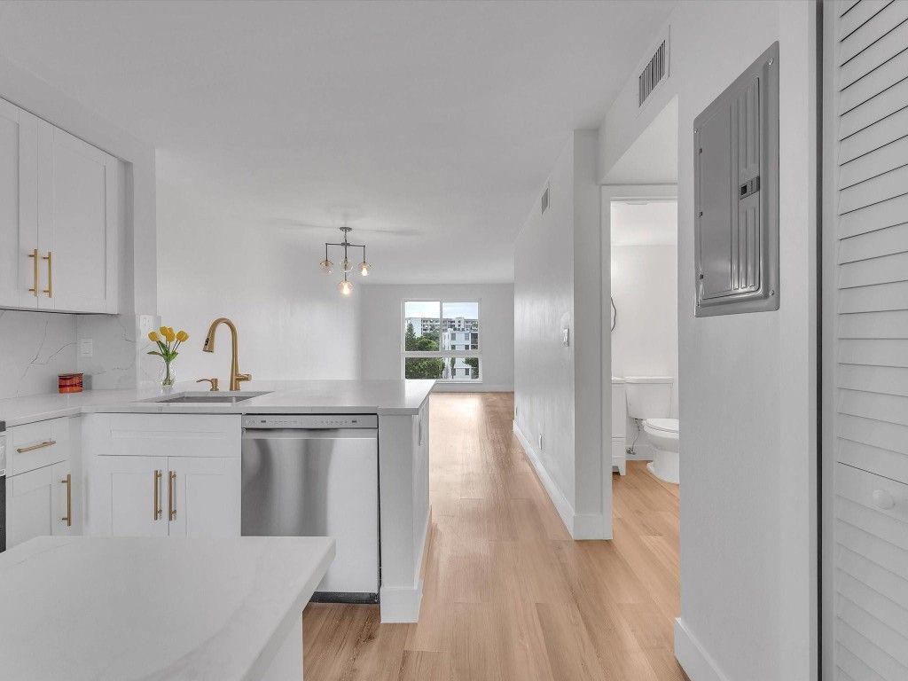 Photo of 2108 S Cypress Bend Drive #PH 8, Pompano Beach, FL 33069 (MLS # F10465240)