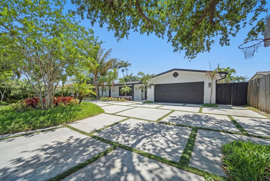 Photo of 5121 NE 17th Terrace, Fort Lauderdale, FL 33334 (MLS # B26013069)