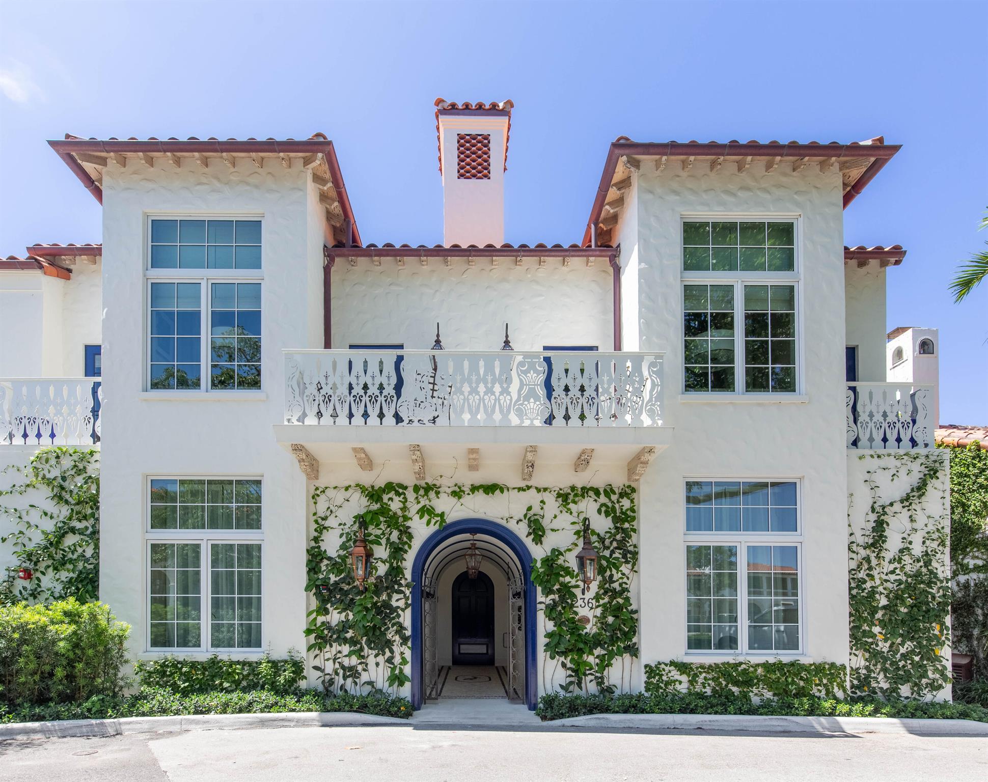 Discover timeless luxury in this rare landmarked jewel tucked within Palm Beach's exclusive Phipps Plaza. Just one block from the beach and moments from The Breakers, Worth Avenue, and the Lake Trail, this fully furnished residence offers three bedrooms, two elegant baths, private terraces, and a serene courtyard. Interiors feature oak paneling, herringbone floors, custom built-ins, and Loro Piana fabric walls. A marble steam shower with brass accents, SubZero and Wolf appliances, Sonos sound, and Lutron lighting elevate daily living. With elevator access, refined finishes, and unmatched location, this home seamlessly blends sophistication and modern convenience.