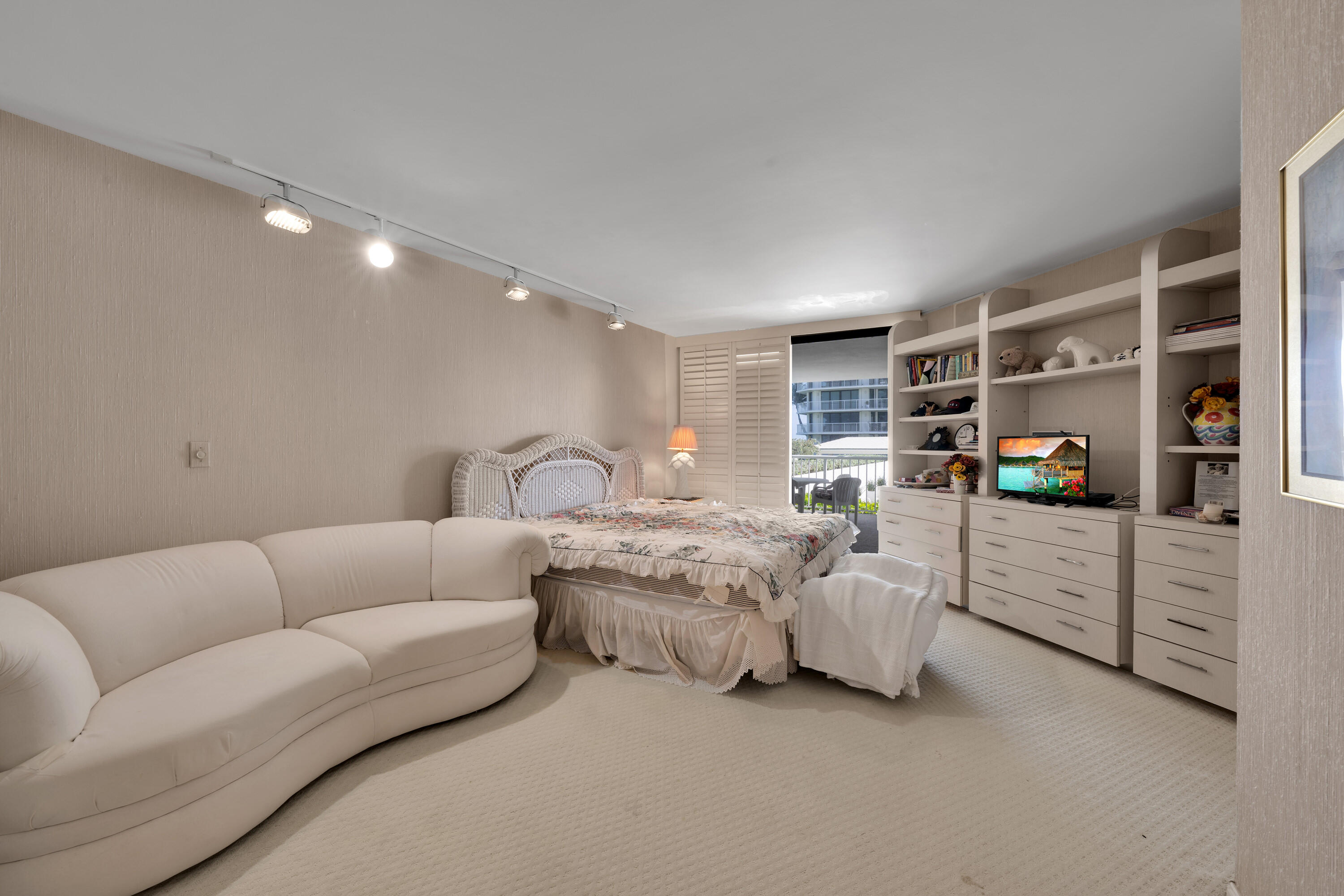 ENCLAVE OF PALM BEACH COND DECL FILED 2-12-85 IN - Residential