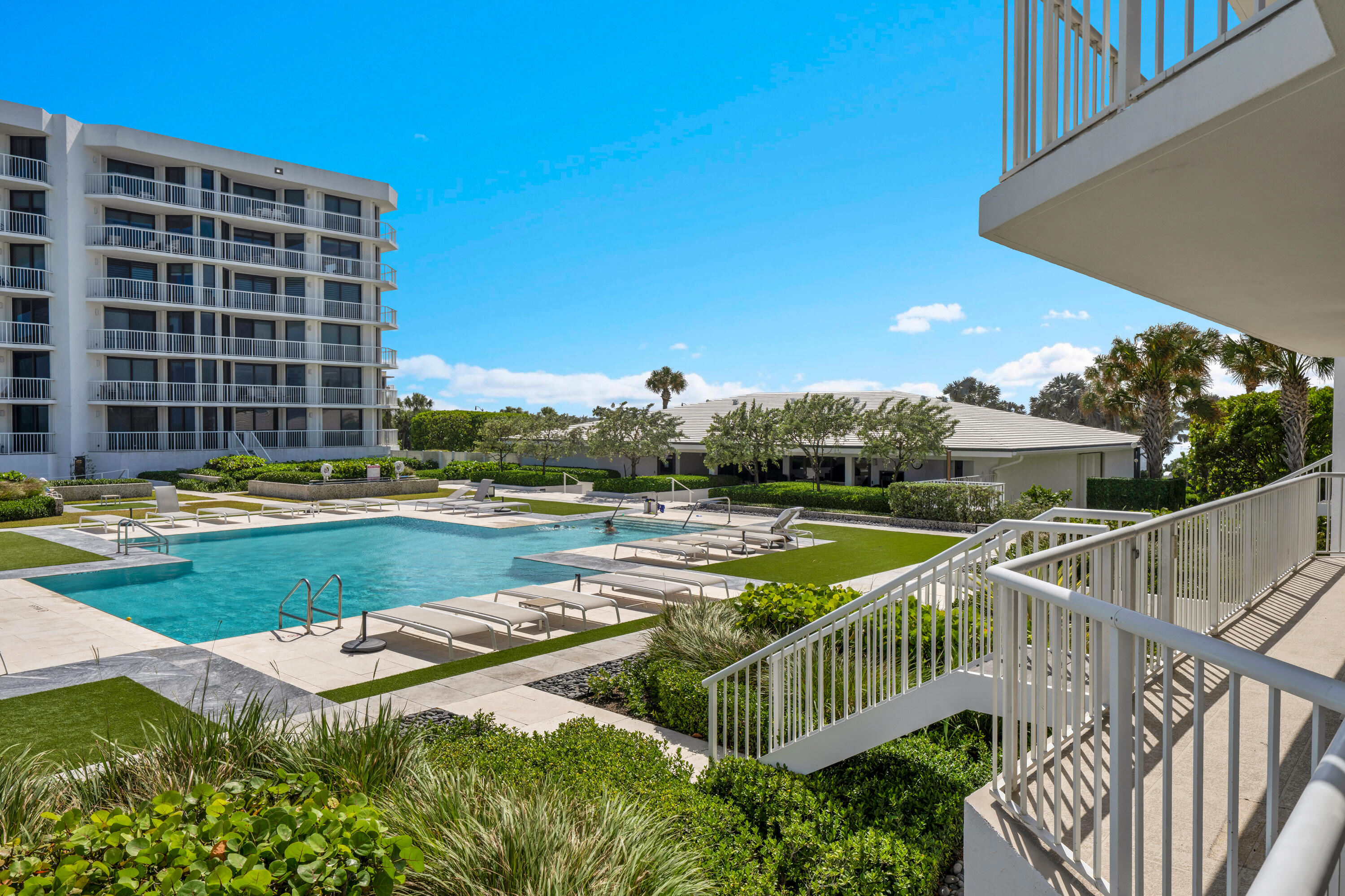 ENCLAVE OF PALM BEACH COND DECL FILED 2-12-85 IN - Residential