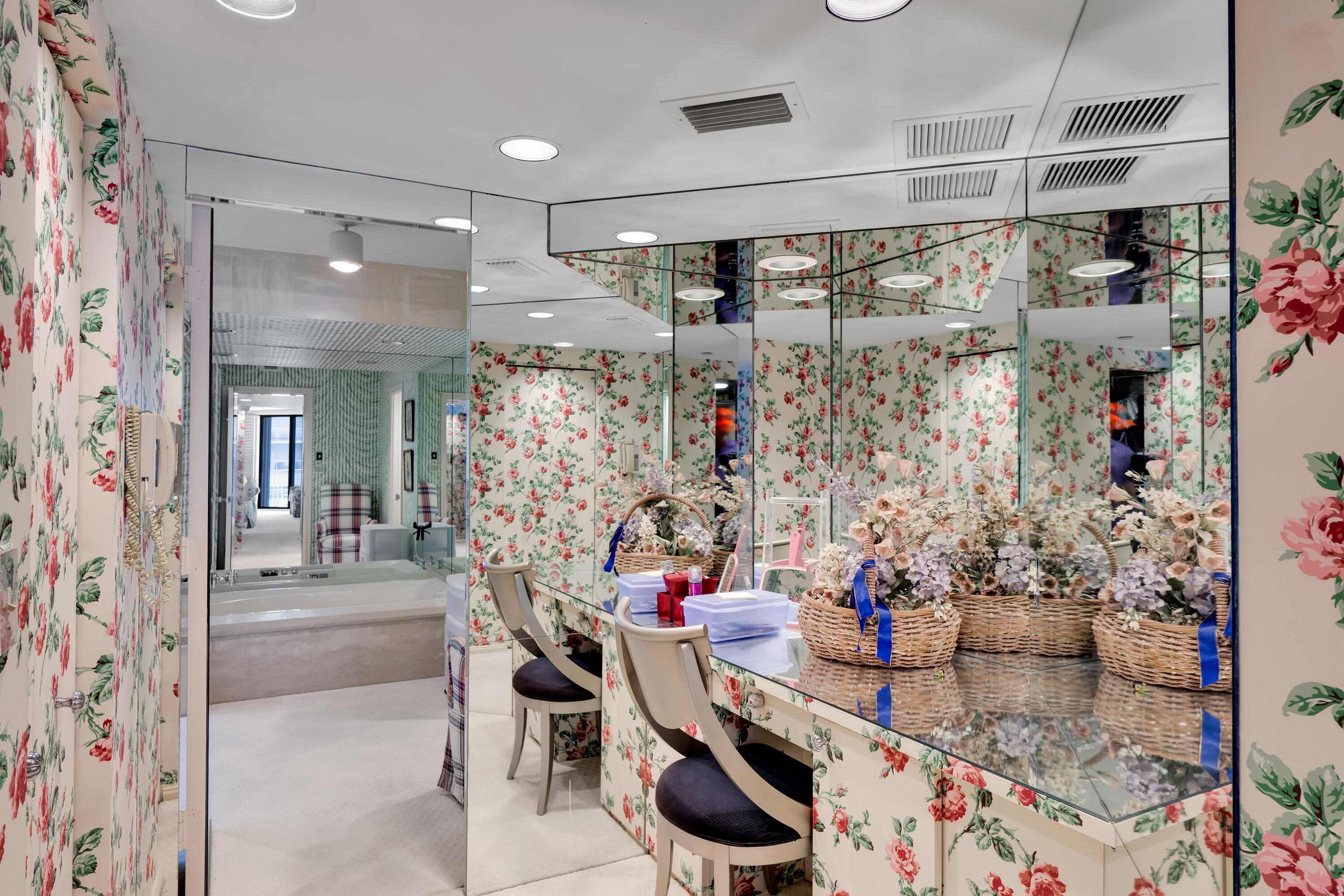 ENCLAVE OF PALM BEACH COND DECL FILED 2-12-85 IN - Residential