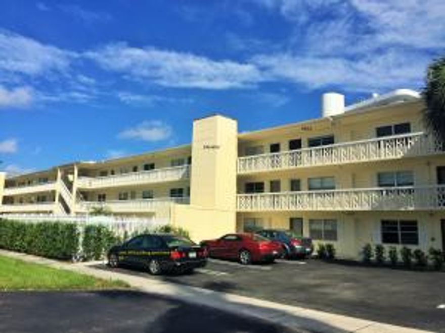 Great 1/1 condo with an intracoastal view! Real wood floors through out. Airy bedroom with tons of closet space. Spacious living room with a fab view of the intracoastal water way. Screened in porch with lots of room for seating.  Everything you need super close Publix, drug stores, restaurants, banks, gas stations and I95. If you are a fisherman Southern Blvd. bridge just a few steps near. Two small pets allowed!