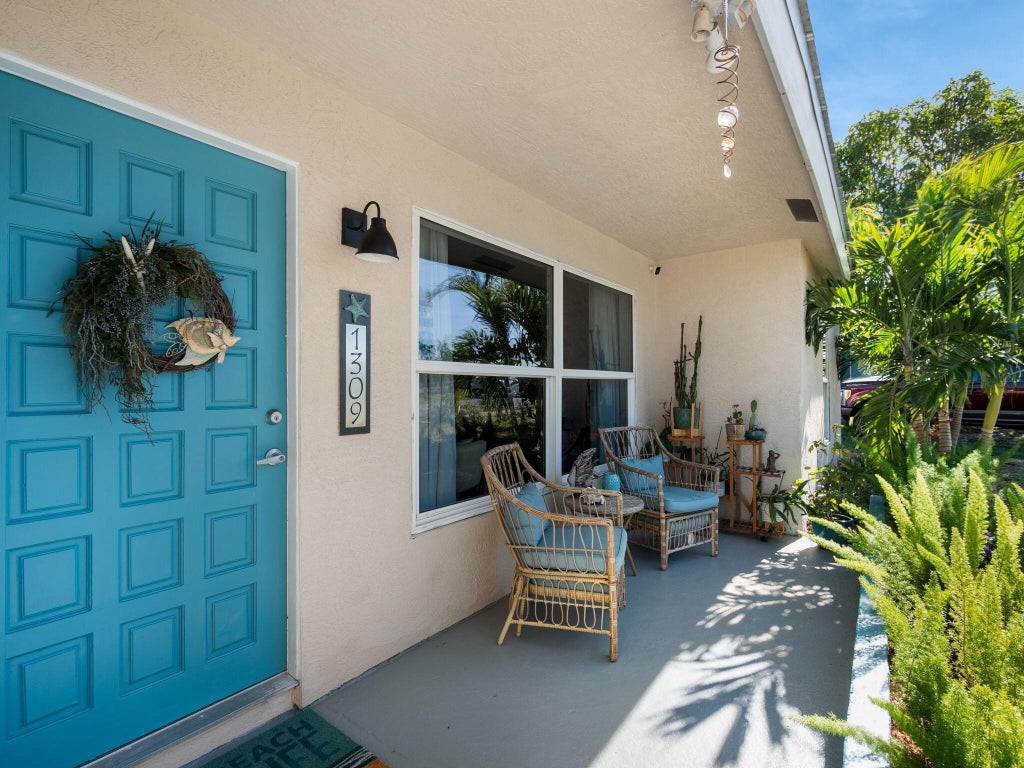 Photo of 1309 SE Pathfinder Avenue, Stuart, FL 34994 (MLS # R11051520)