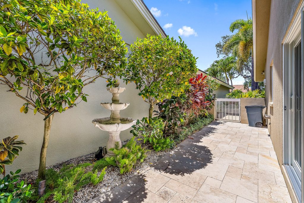 Photo of 203 E River Park Drive, Jupiter, FL 33477 (MLS # B26029317)